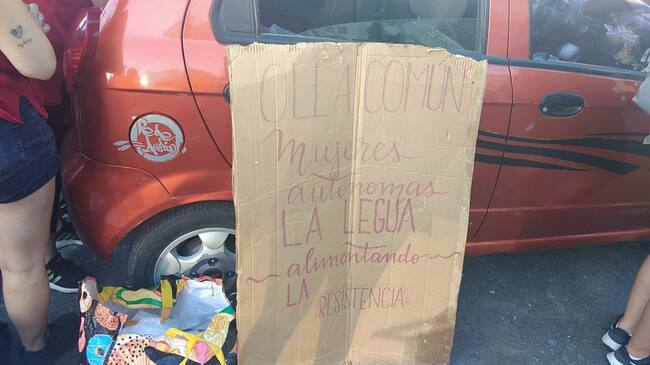 Cartel de olla común en Plaza Baquedano / ADN.CL