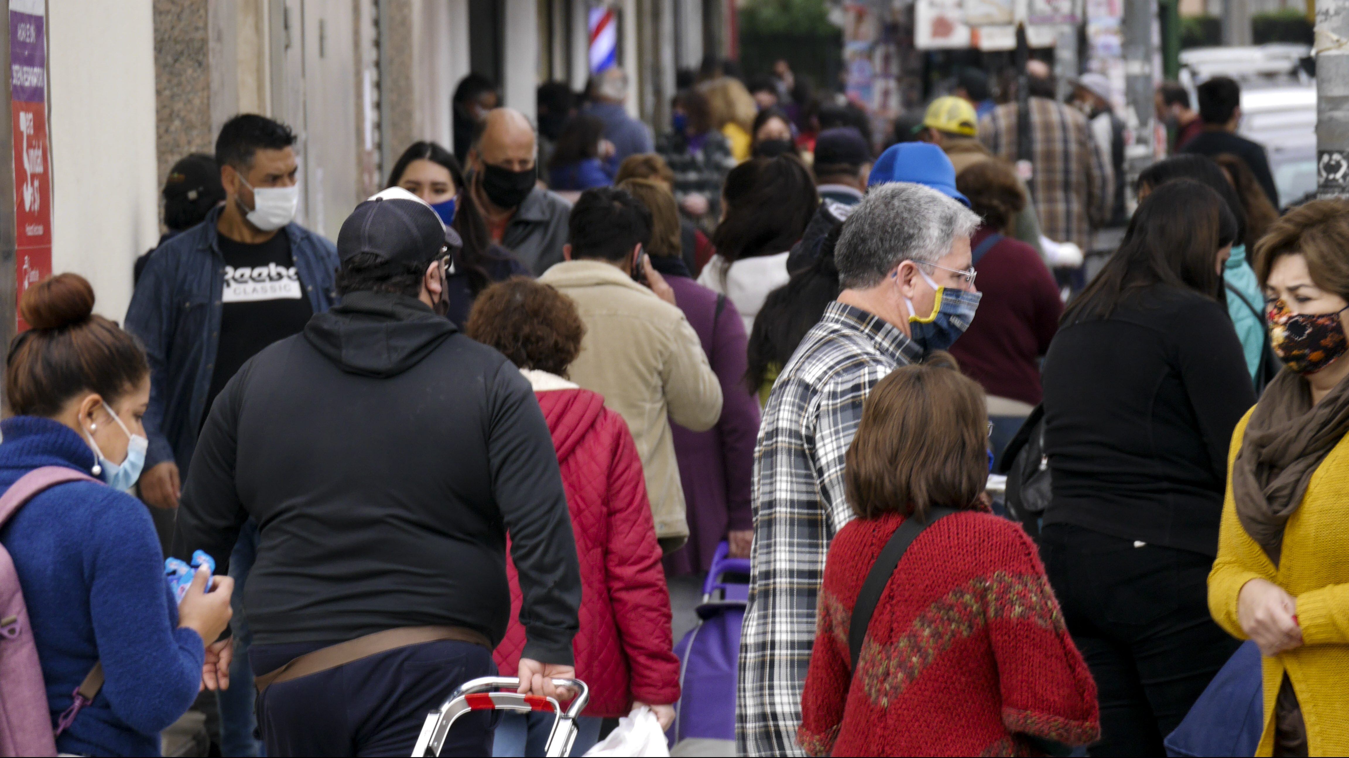 08 DE JUNIO DE 2020/QUILPUEPersonas transitan por el centro de la ciudad, en un contexto de cuestionamiento sobre la posibilidad de cuarentena para la V región debido a la Pandemia del Covid-19.
FOTO: SANTIAGO MORALES/AGENCIAUNO