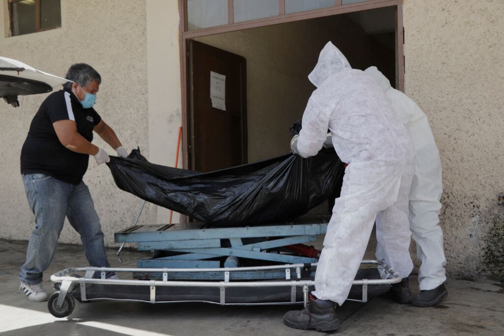 Trabajadores llevan a víctima del Covid-19 en México