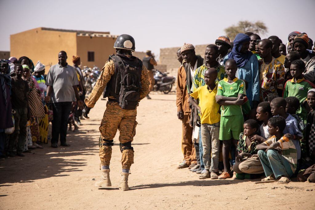 Soldado vigila la ruta que siguen los desplazados en Burkina Faso
