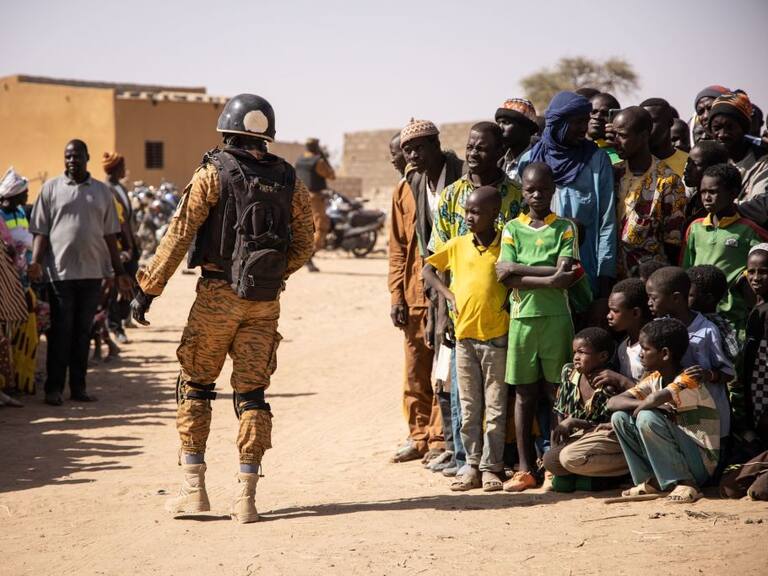 Soldado vigila la ruta que siguen los desplazados en Burkina Faso