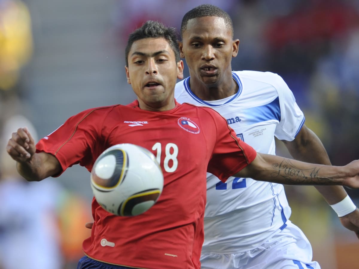 Gonzalo Jara y su recuerdo a 15 años del exitoso debut de La Roja en Sudáfrica 2010: “Entramos al vestuario y Bielsa cambió la alineación”