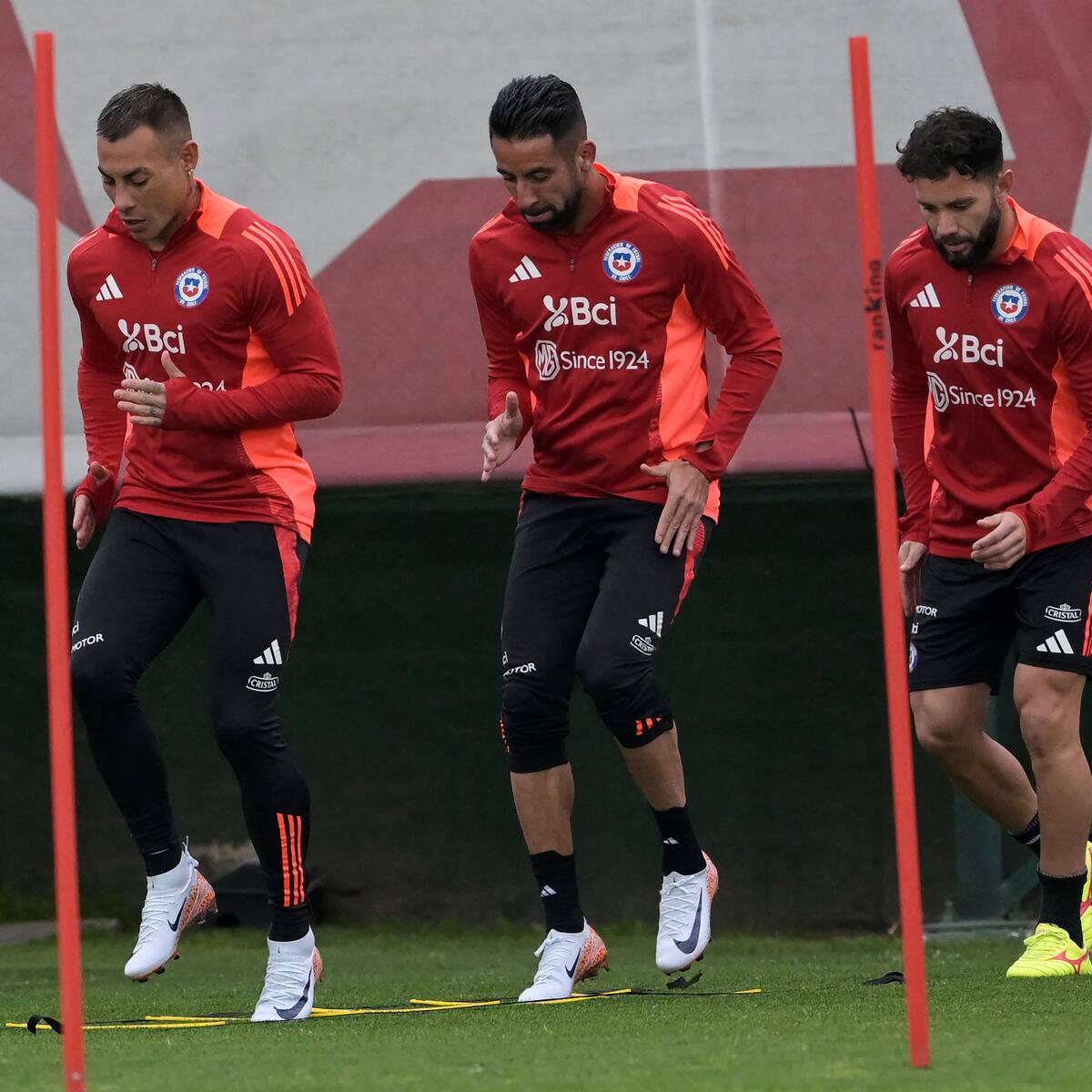 Bomba en el mercado: dos exseleccionados de La Roja se ofrecen a Wanderers para buscar el ascenso en 2026