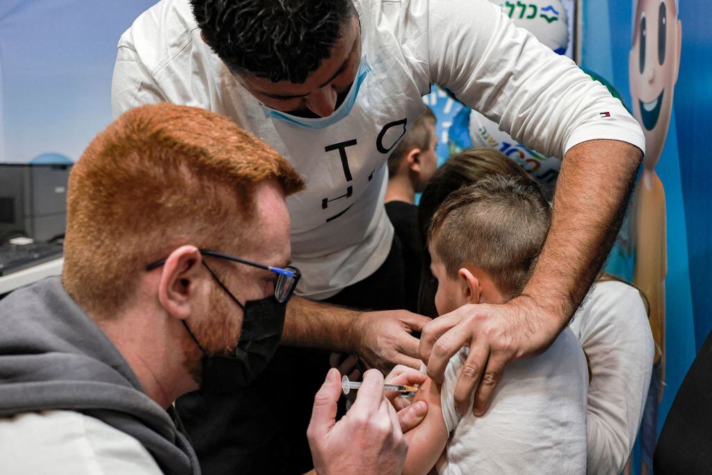 Niño de cinco años recibe una dosis de la vacuna anticovid en Israel