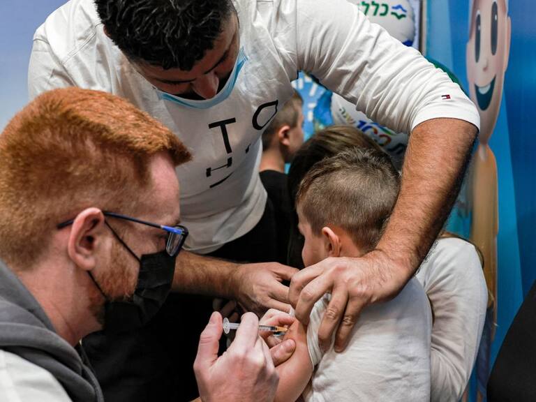 Niño de cinco años recibe una dosis de la vacuna anticovid en Israel