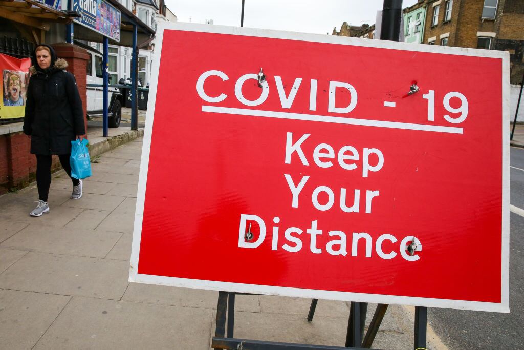 Cartel pide la distancia social en las calles de Londres