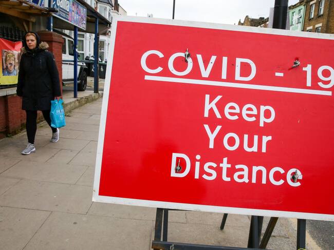 Cartel pide la distancia social en las calles de Londres