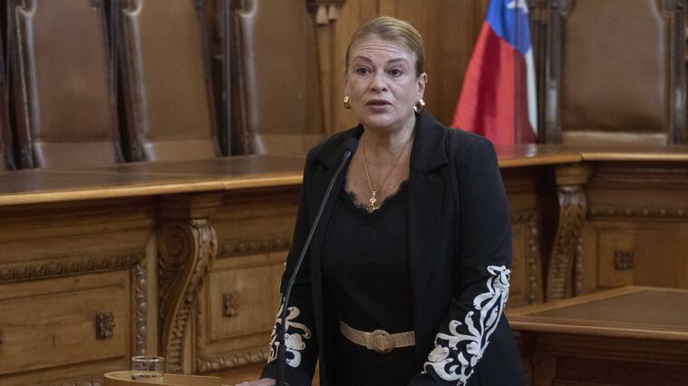 22 de Marzo 2022 / SANTIAGO
La nueva Vocera de la Corte Supema Ángela Vivanco ofrece un punto de prensa. Ángela Vivanco es parte de la Tercera Sala, instancia que conoce de los asuntos constitucionales y sucederá en el cargo a la ministra Gloria Ana Chevesich, quien ejerció como portavoz durante el mandato del expresidente Guillermo Silva.
FOTO: LUIS FELIPE ARAYA / AGENCIAUNO