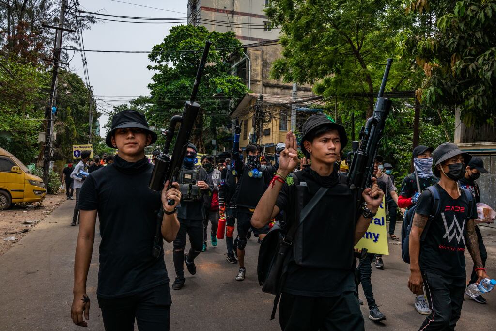 Manifestantes con armas hechizas se reúnen en Rangún