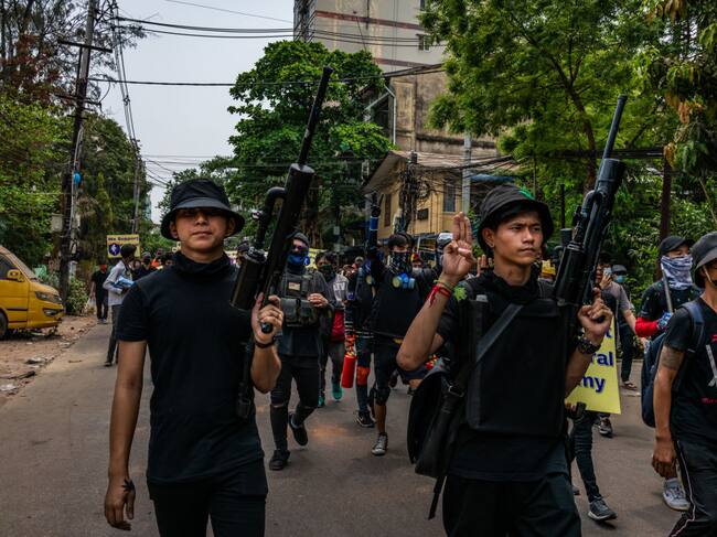 Manifestantes con armas hechizas se reúnen en Rangún