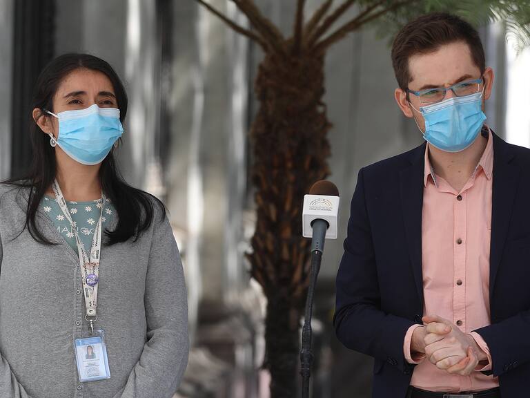 18 de Abril del 2022/SANTIAGOLa presidenta de la Convencional Constituyente, María Elisa Quinteros, y el vicepresidente Gaspar Domínguez, realizan un punto de prensa en os patios del ex Congreso Nacional.
FOTO: SEBASTIAN BELTRAN GAETE/AGENCIAUNO