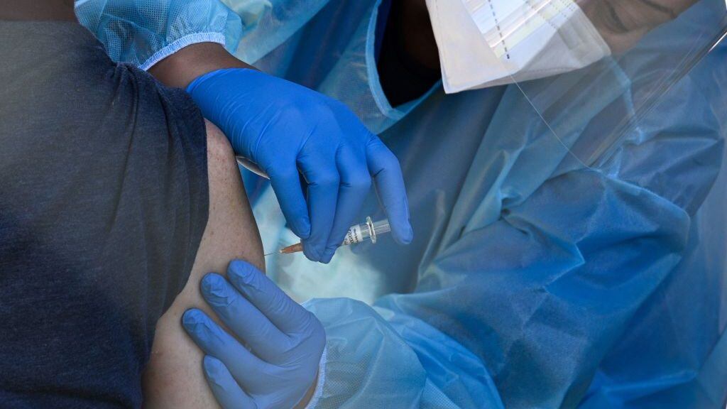 El proceso de vacunación contra la influenza en Los Angeles
