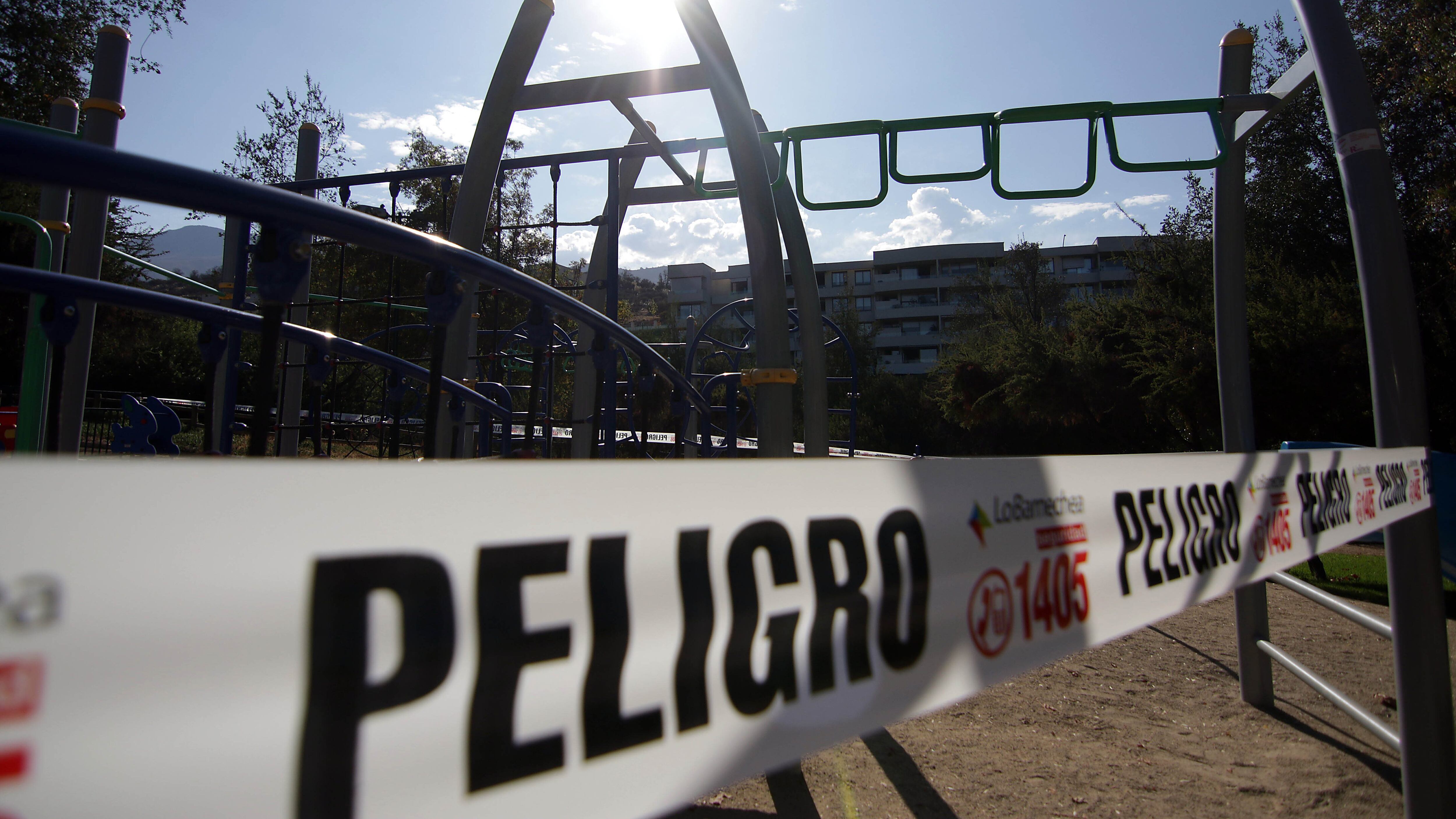 07 de Abril del 2020/SANTIAGODesde hoy el alcalde de Lo Barnechea decretó el cierre de los juegos en las plazas y parques de la comuna, para prevenir el contagio de los niños con Covid-19. En la imagen una plaza de juegos en el sector de los Trapenses
FOTO: FRANCISCO CASTILLO /AGENCIAUNO
