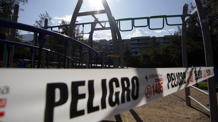 07 de Abril del 2020/SANTIAGODesde hoy el alcalde de Lo Barnechea decretó el cierre de los juegos en las plazas y parques de la comuna, para prevenir el contagio de los niños con Covid-19. En la imagen una plaza de juegos en el sector de los Trapenses
FOTO: FRANCISCO CASTILLO /AGENCIAUNO