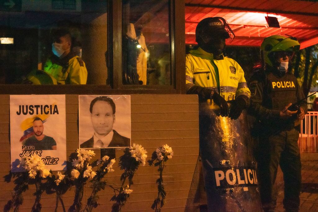 Homenaje al asesinado Javier Ordóñez ante una comisaría en Bogotá