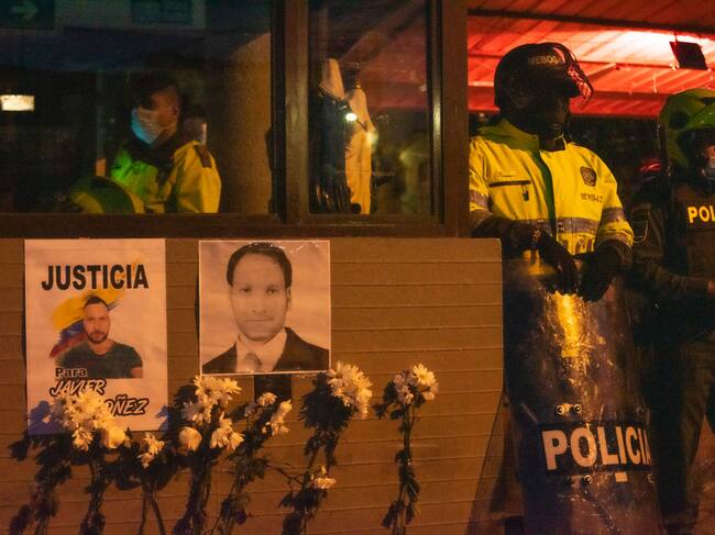 Homenaje al asesinado Javier Ordóñez ante una comisaría en Bogotá