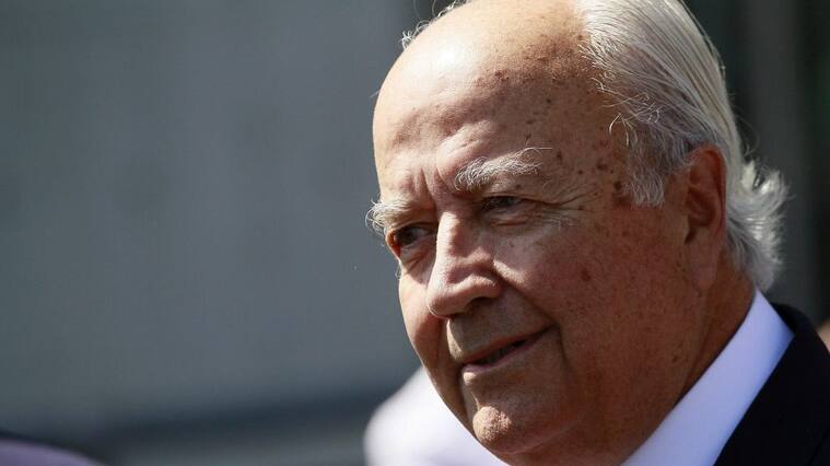 08 de febrero del 2017/SANTIAGO El ex comandante en jefe de la Armada, Jorge Arancibia (c), llega hasta la fiscalía Centro Norte para declarar ante el fiscal José Morales, en el marco de la investigación por información falsa sobre el origen de los incendios forestales que azotaron al centro y sur del país. A su llegada fue recibido por un grupo de ex militares quienes le dieron su apoyo
FOTO: FRANCISCO CASTILLO D.AGENCIAUNO