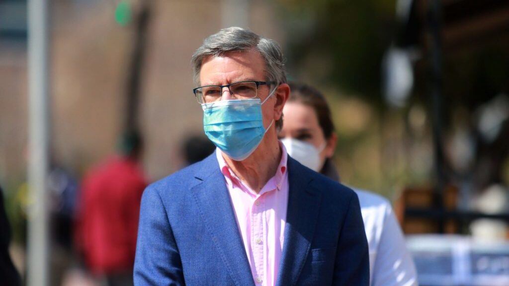 2 de Septiembre de 2020/SANTIAGO
El alcalde de Las Condes Joaquín Lavín, durante fiscalización de cafés y restaurantes de la comuna. Esto luego de que ésta y otras cuatro comunas de la RM avanzarán a la Fase 3 de Preparación del Plan Paso a Paso, que permite a cafés y restaurantes operar en espacios abiertos, con un 25% de capacidad y una distancia mínima de 2 metros entre mesas., en medio de la Pandemia por Covid-19.
FOTO: JOSE FRANCISCO ZUÑIGA/AGENCIAUNO