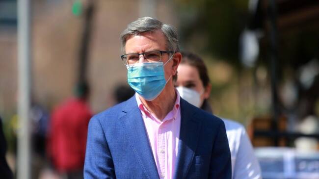 2 de Septiembre de 2020/SANTIAGO
El alcalde de Las Condes Joaquín Lavín, durante fiscalización de cafés y restaurantes de la comuna. Esto luego de que ésta y otras cuatro comunas de la RM avanzarán a la Fase 3 de Preparación del Plan Paso a Paso, que permite a cafés y restaurantes operar en espacios abiertos, con un 25% de capacidad y una distancia mínima de 2 metros entre mesas., en medio de la Pandemia por Covid-19.
FOTO: JOSE FRANCISCO ZUÑIGA/AGENCIAUNO