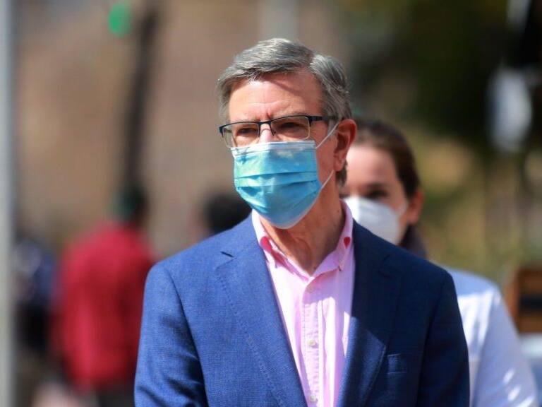 2 de Septiembre de 2020/SANTIAGO
El alcalde de Las Condes Joaquín Lavín, durante fiscalización de cafés y restaurantes de la comuna. Esto luego de que ésta y otras cuatro comunas de la RM avanzarán a la Fase 3 de Preparación del Plan Paso a Paso, que permite a cafés y restaurantes operar en espacios abiertos, con un 25% de capacidad y una distancia mínima de 2 metros entre mesas., en medio de la Pandemia por Covid-19.
FOTO: JOSE FRANCISCO ZUÑIGA/AGENCIAUNO