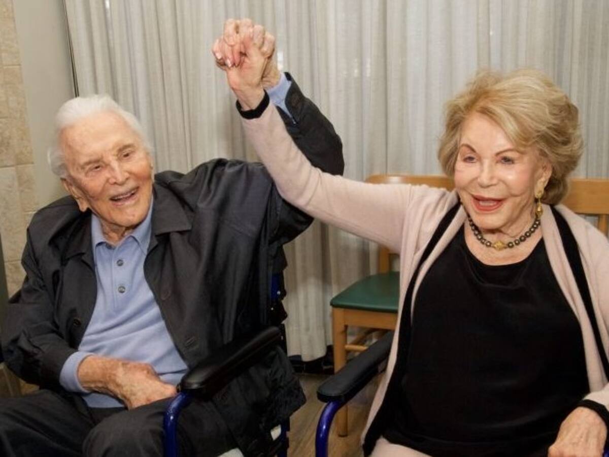 A los 102 años murió Anne Douglas, viuda de Kirk Douglas y madrastra de Michael