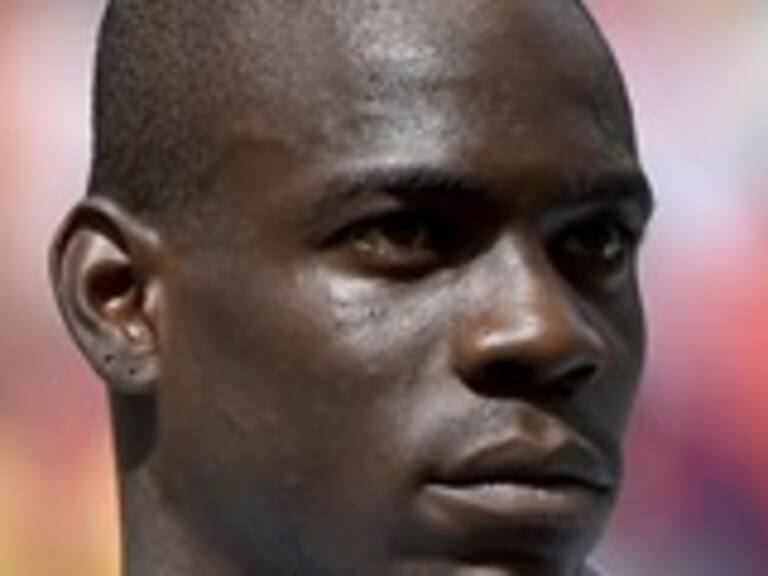 Balotelli estrena nueva línea de zapatos de fútbol con «mohicano»