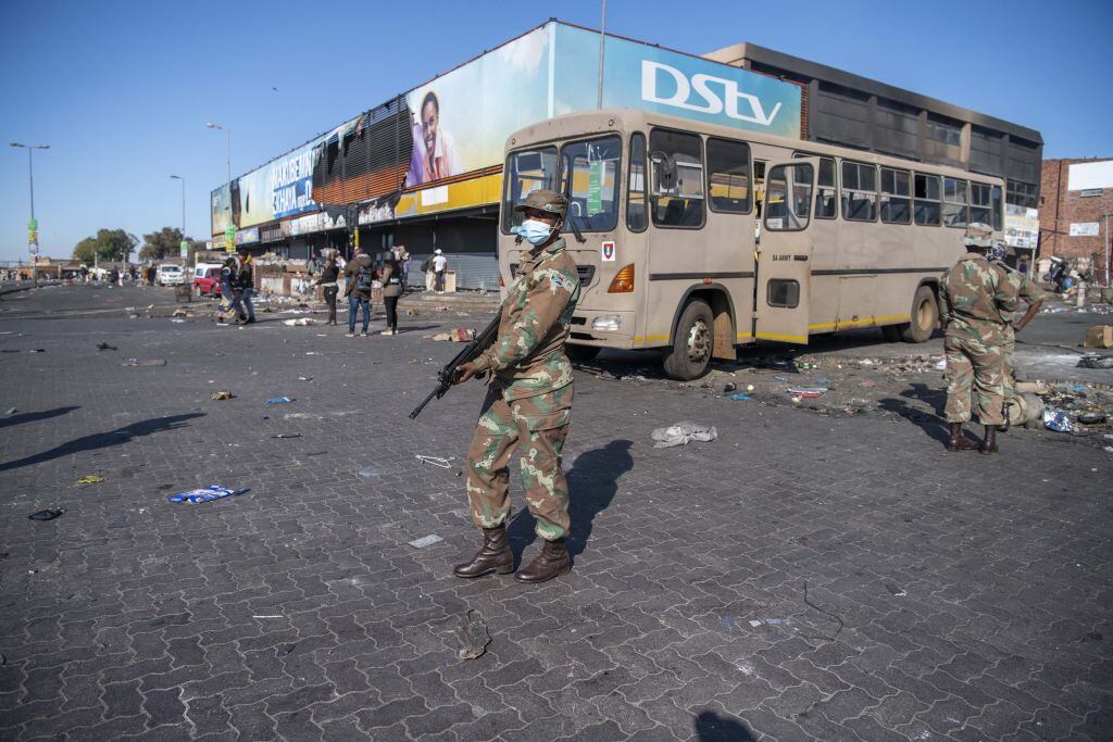 Militares custodian las calles de diversas ciudades de Sudáfrica por protestas