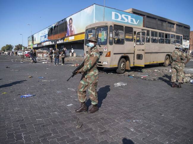 Militares custodian las calles de diversas ciudades de Sudáfrica por protestas