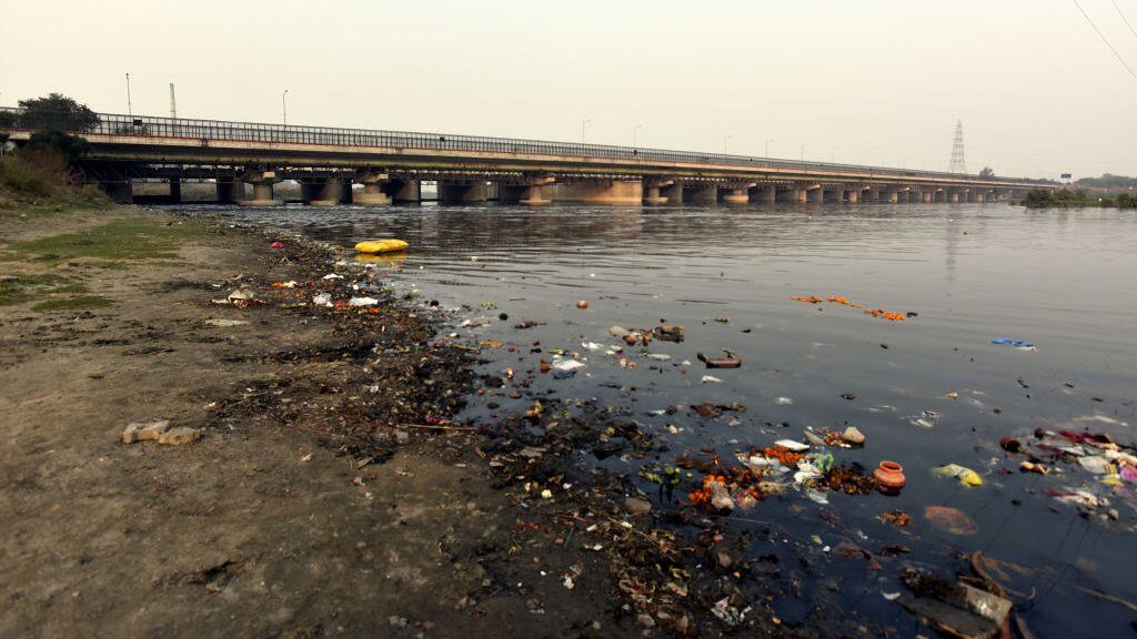 NEW DELHI, INDIA - NOVEMBER 18: A view of Polluted Yamuna River at ITO Bridge on November 18, 2020 in New Delhi, India. Arvind Kejriwal government will eliminate 90 percent pollution of Yamuna by March 2023, CM directs Delhi Jal Board, CM Arvind Kejriwal directs DJB to complete the work to make Yamuna pollution-free within the stipulated time frame. (Photo by Sonu Mehta/Hindustan Times via Getty Images)