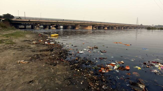 NEW DELHI, INDIA - NOVEMBER 18: A view of Polluted Yamuna River at ITO Bridge on November 18, 2020 in New Delhi, India. Arvind Kejriwal government will eliminate 90 percent pollution of Yamuna by March 2023, CM directs Delhi Jal Board, CM Arvind Kejriwal directs DJB to complete the work to make Yamuna pollution-free within the stipulated time frame. (Photo by Sonu Mehta/Hindustan Times via Getty Images)