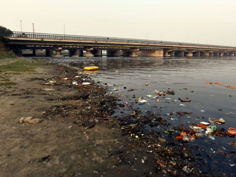 NEW DELHI, INDIA - NOVEMBER 18: A view of Polluted Yamuna River at ITO Bridge on November 18, 2020 in New Delhi, India. Arvind Kejriwal government will eliminate 90 percent pollution of Yamuna by March 2023, CM directs Delhi Jal Board, CM Arvind Kejriwal directs DJB to complete the work to make Yamuna pollution-free within the stipulated time frame. (Photo by Sonu Mehta/Hindustan Times via Getty Images)