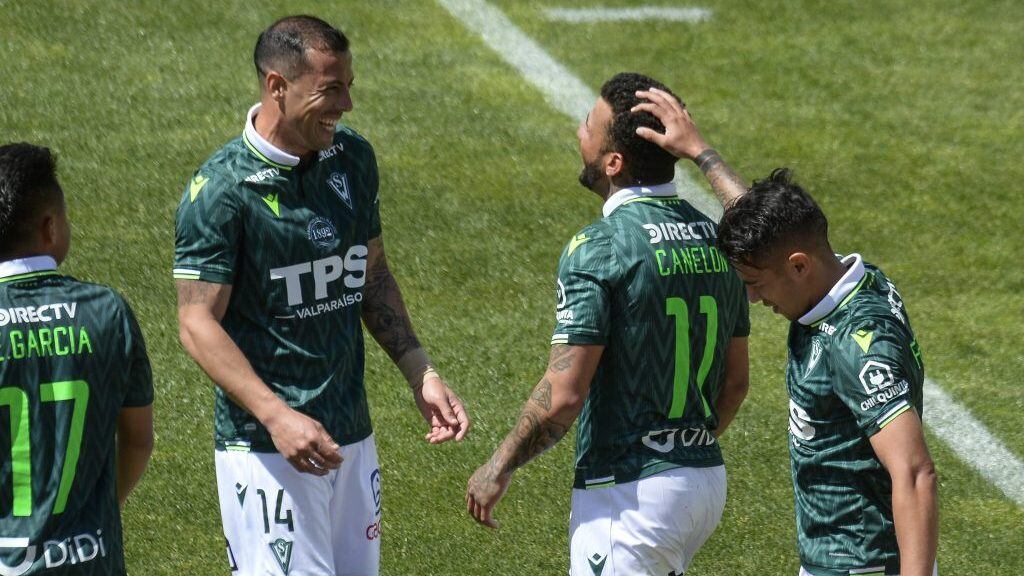 02 DE OCTUBRE DE 2020 / VALPARAISOJugadores de wanderers celebran gol de Nestor Canelon, durante el partido valido por la Decimotercera fecha del Campeonato Nacional AFP PlanVital 2020, entre Santiago Wanderers vs Deportes Iquique, disputado en el Estadio Elias Figueroa.
FOTO: MIGUEL MOYA / AGENCIAUNO