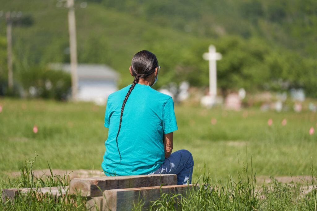 Indígena canadiense observa las tumbas de niños en Saskatchewan