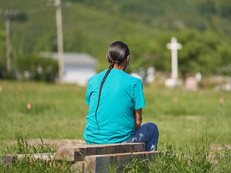 Indígena canadiense observa las tumbas de niños en Saskatchewan
