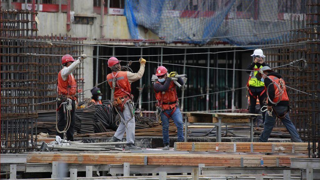 17 de marzo del 2021/SantiagoEl ministro de Salud, Enrique Paris, junto al subsecretario de Redes Asistenciales, Alberto Dougnac, realiza visita a las obras del Nuevo Hospital del Salvador e Instituto Nacional de Geriatría, proyecto hospitalario que registra un 22% de avance en su construcción.
FOTO: KARIN POZO/AGENCIAUNO