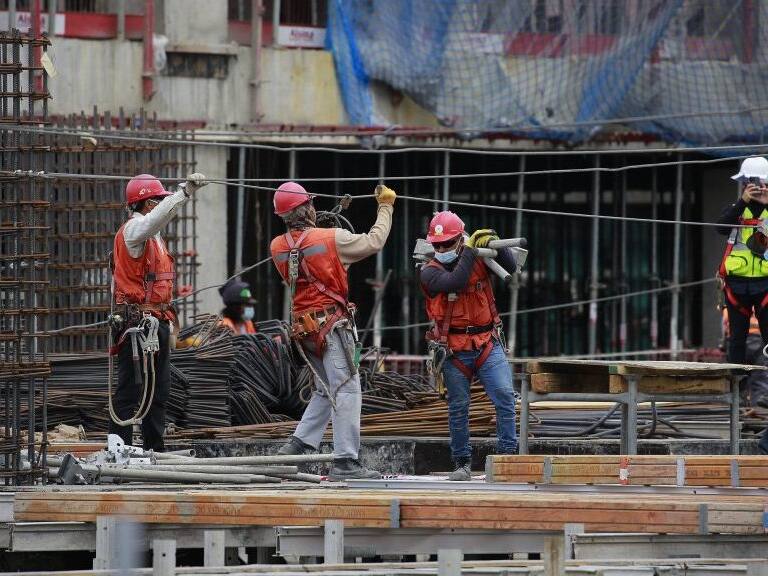 17 de marzo del 2021/SantiagoEl ministro de Salud, Enrique Paris, junto al subsecretario de Redes Asistenciales, Alberto Dougnac, realiza visita a las obras del Nuevo Hospital del Salvador e Instituto Nacional de Geriatría, proyecto hospitalario que registra un 22% de avance en su construcción.
FOTO: KARIN POZO/AGENCIAUNO