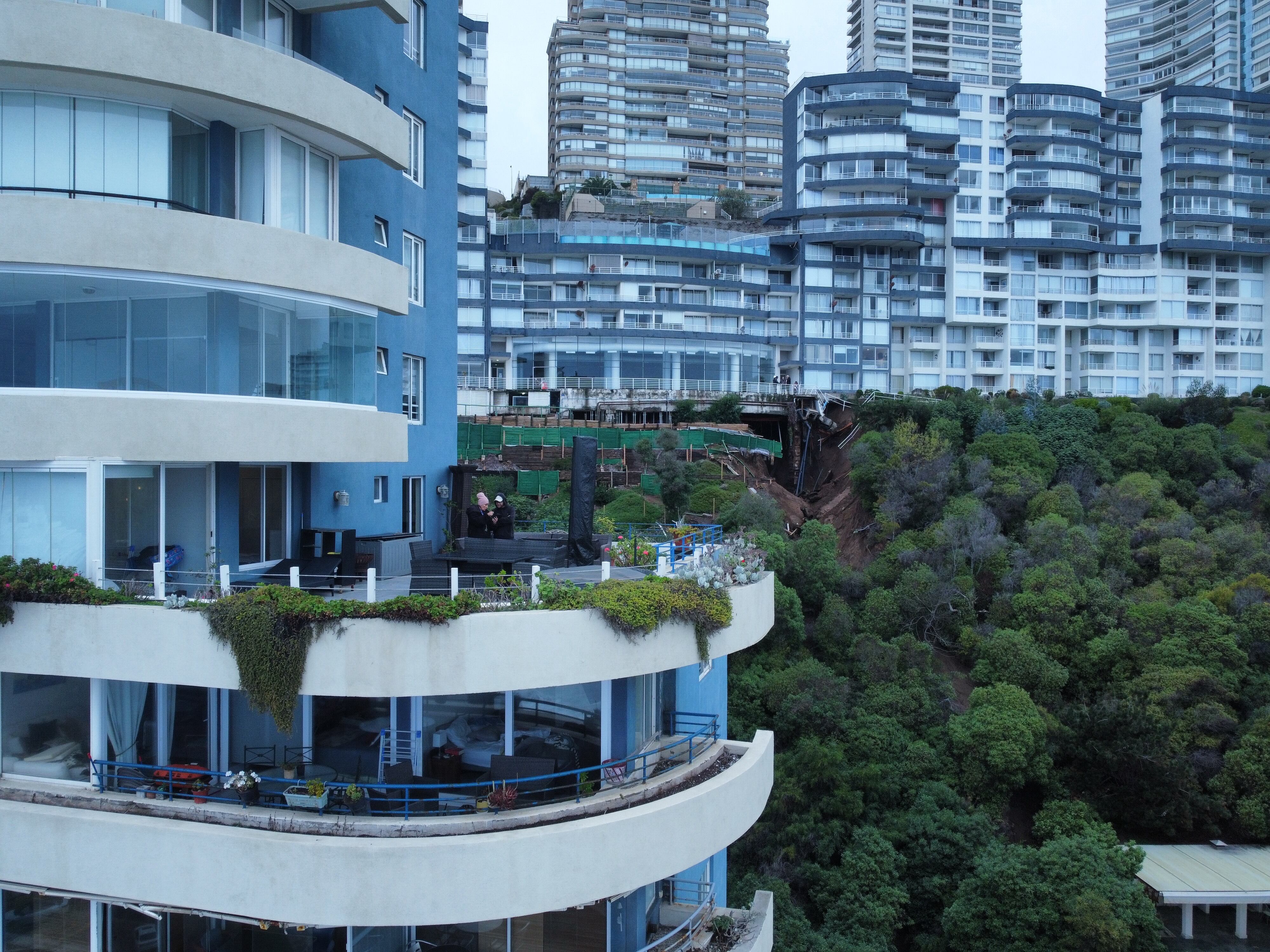 09 DE JUNIO DE 2024/VIÑA DEL MAR
Un nuevo socavón se registro en el sector de Reñaca, luego de las fuertes lluvias que se registraron en la zona. Esta vez el afectado fue el edificio Euromarina II, donde sus habitantes debieron ser evacuados del inmueble.
FOTO: TOTO FUENTES /AGENCIAUNO