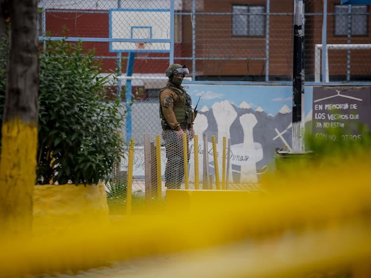 28 de septiembre de 2026/LO ESPEJO
Carabineros continúa realizando peritajes en la población Las Dunas, en la comuna de Lo Espejo, tras el asesinato del cabo segundo Cristopher Aguilera Fernández.
FOTO: HANS SCOTT/AGENCIAUNO