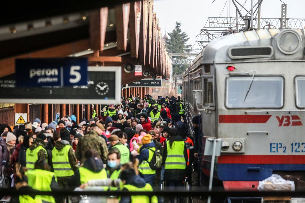 Personas llegan a una estación en Polonia huyendo desde Ucrania