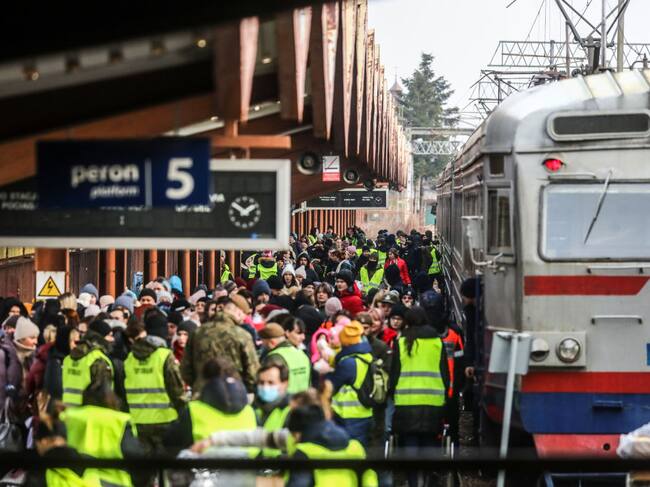 Personas llegan a una estación en Polonia huyendo desde Ucrania