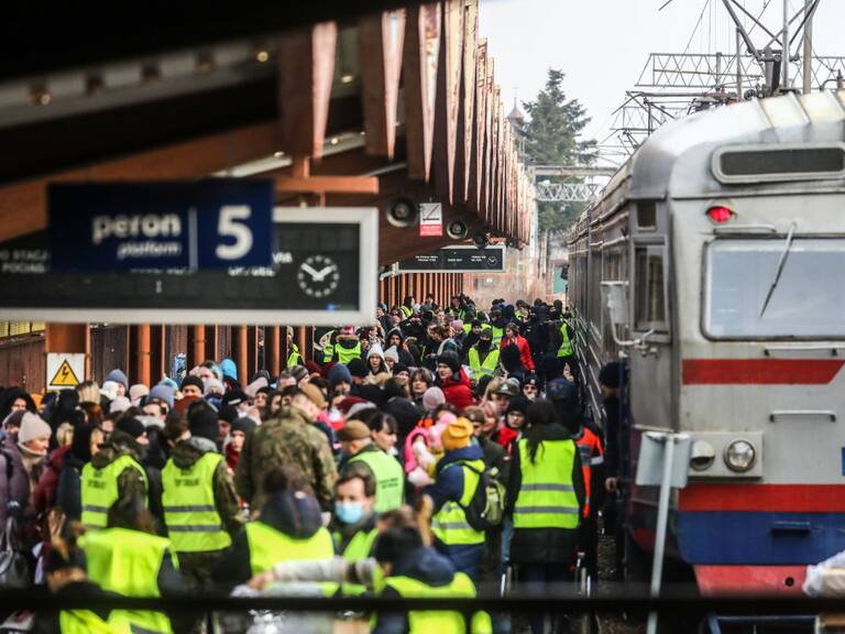 Personas llegan a una estación en Polonia huyendo desde Ucrania