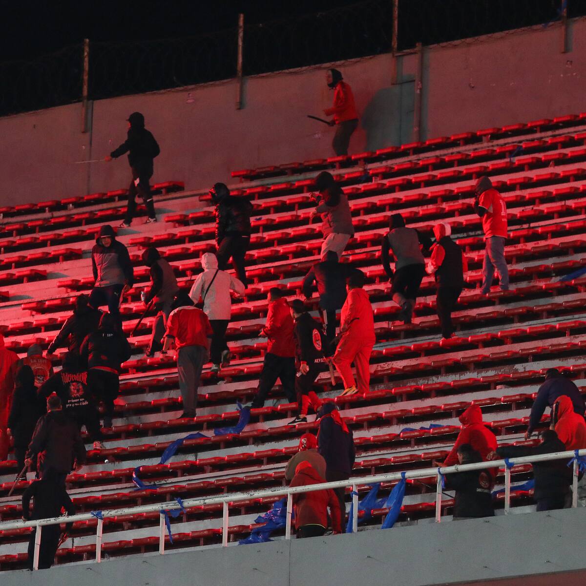 “Los chilenos estaban fuera de control”: presidente de Independiente reaparece para volver a criticar a los hinchas de la U