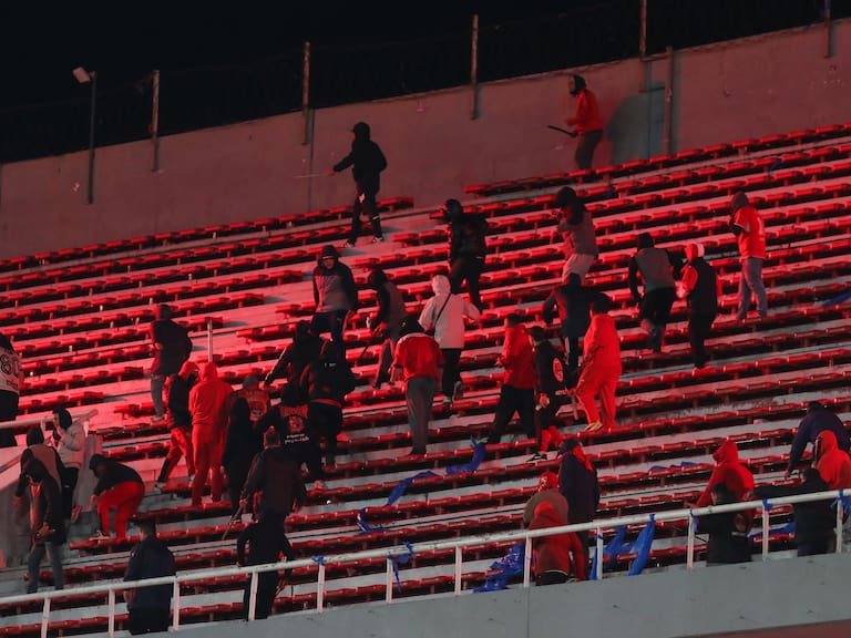 “Los chilenos estaban fuera de control”: presidente de Independiente reaparece para volver a criticar a los hinchas de la U
