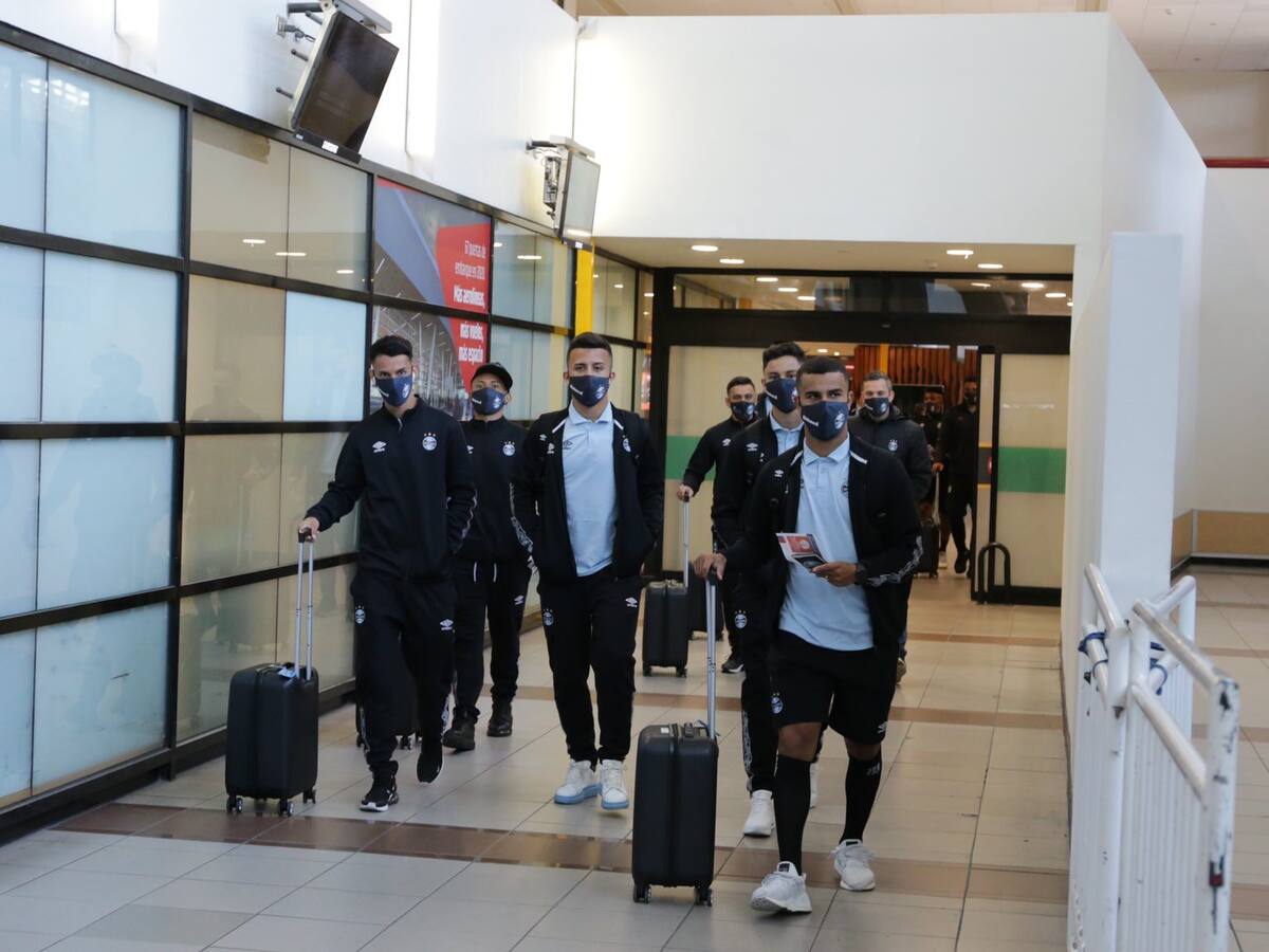 Ya están en Chile: Gremio de Porto Alegre arribó al país para medirse ante Universidad Católica