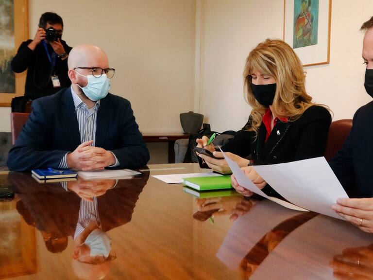 Senadores Walker y Rincón entregan propuesta a ministro Jackson para continuar proceso constituyente en caso de ganar el Rechazo