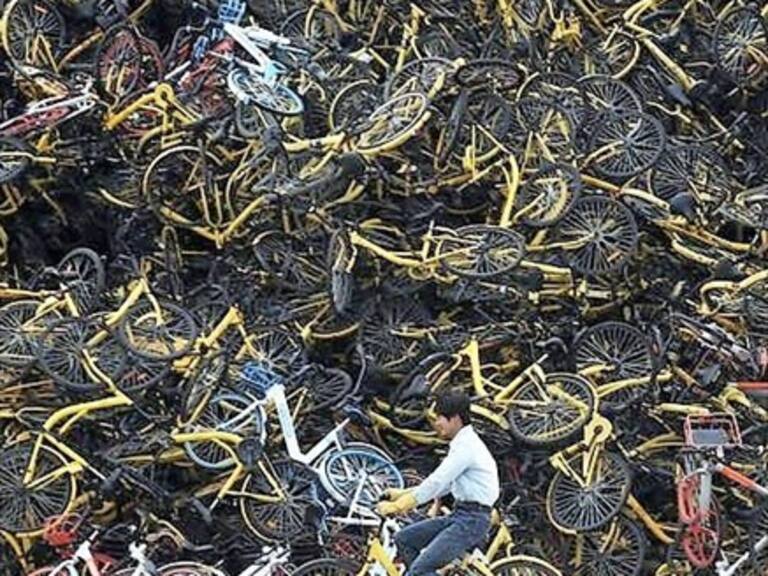 Las bicicletas compartidas generan caos en parques y calles de China