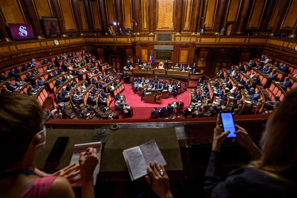 Mario Draghi se despide del senado de Italia tras renunciar al cargo