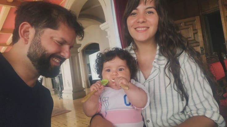 En medio de gira por Europa: viralizan imágenes del expresidente Gabriel Boric paseando junto a su familia en París