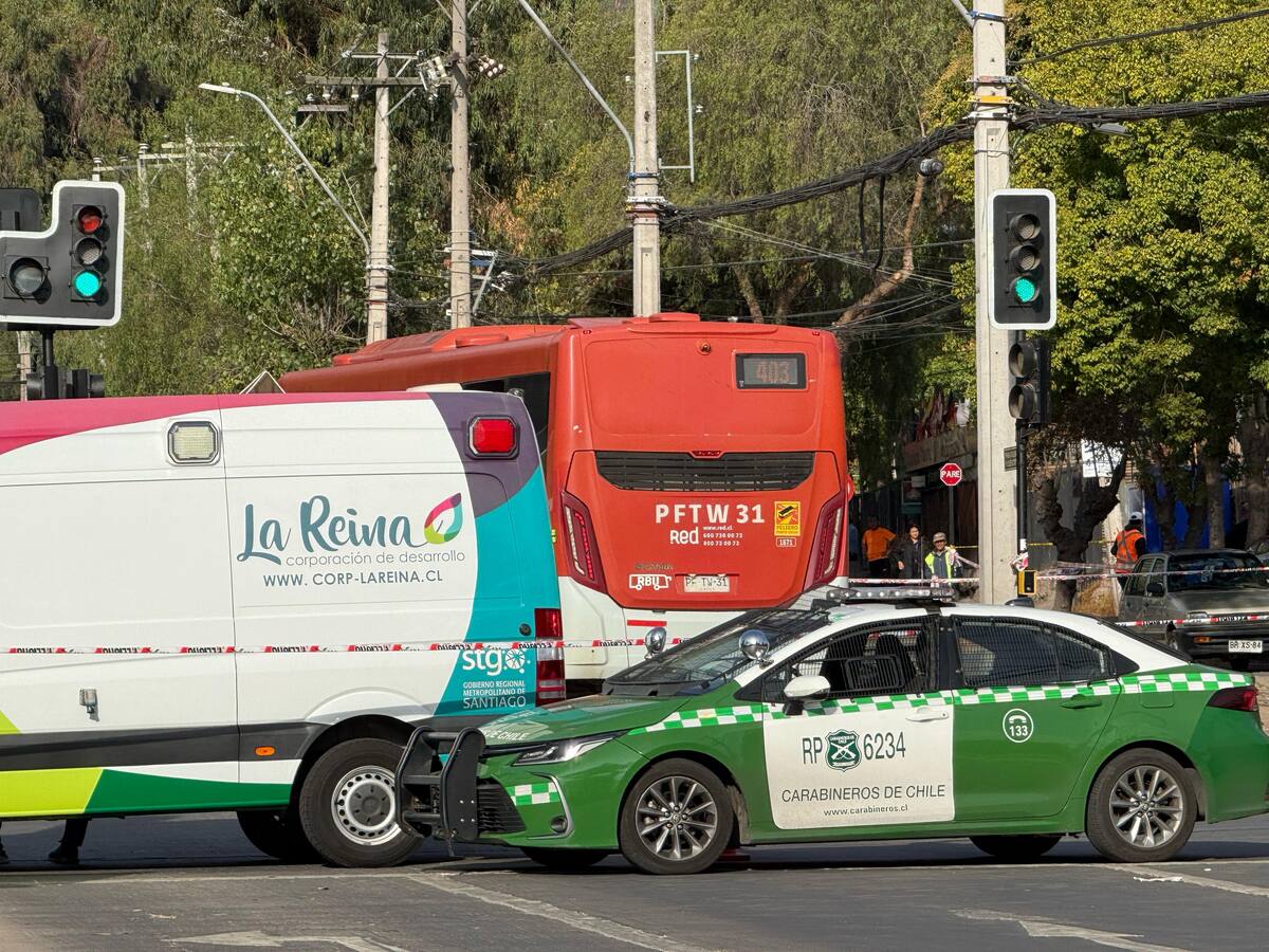 La arrastró 5 metros: funcionaria municipal de La Reina muere tras ser atropellada por un bus RED