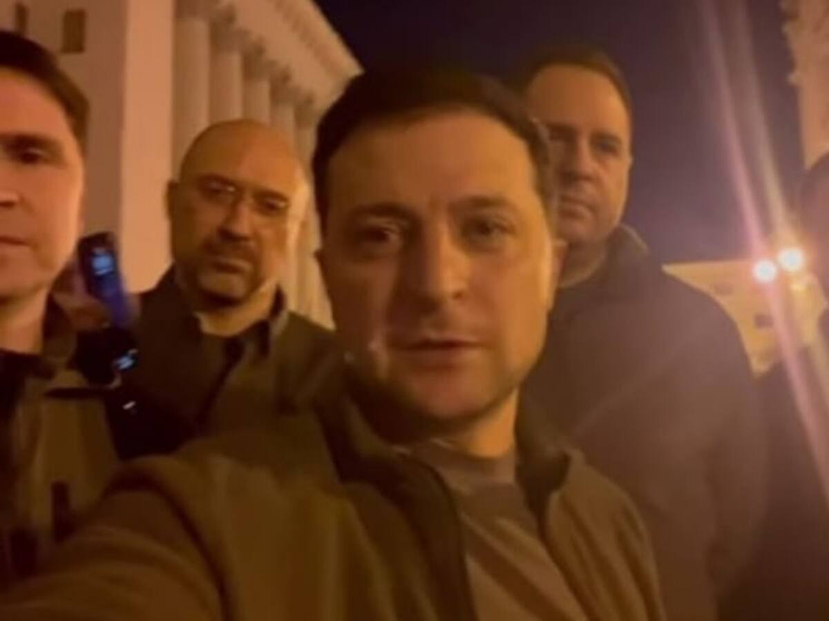 «Estamos aquí»: Presidente de Ucrania compartió registro en calles de Kiev y desmintió rumores de abandono